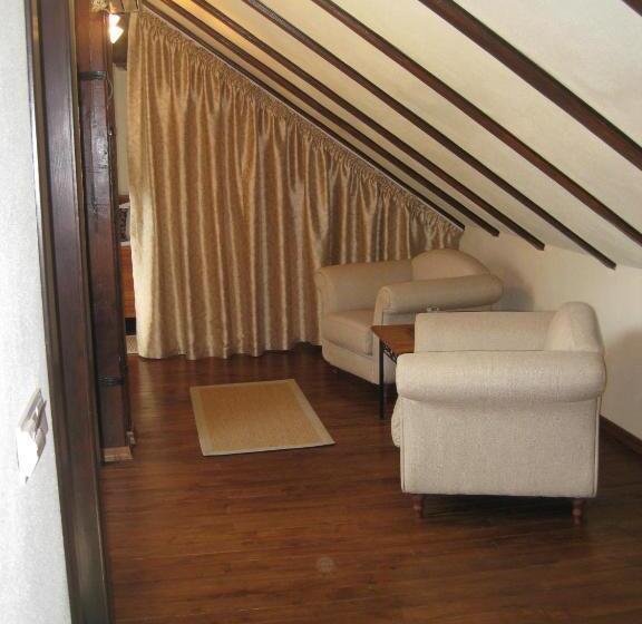 جناح جونيور, Turnul