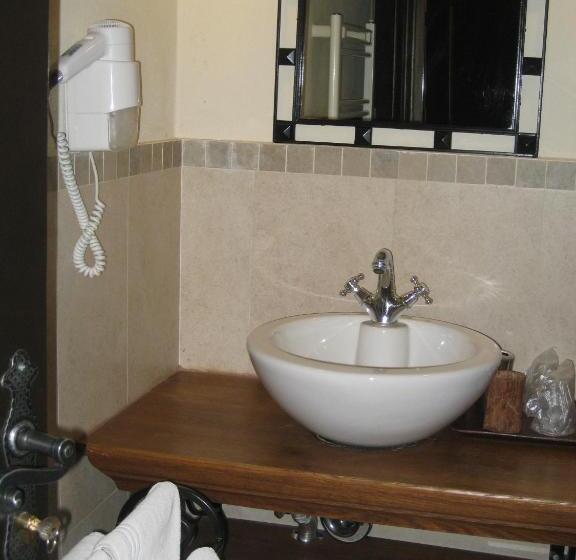 جناح جونيور, Turnul