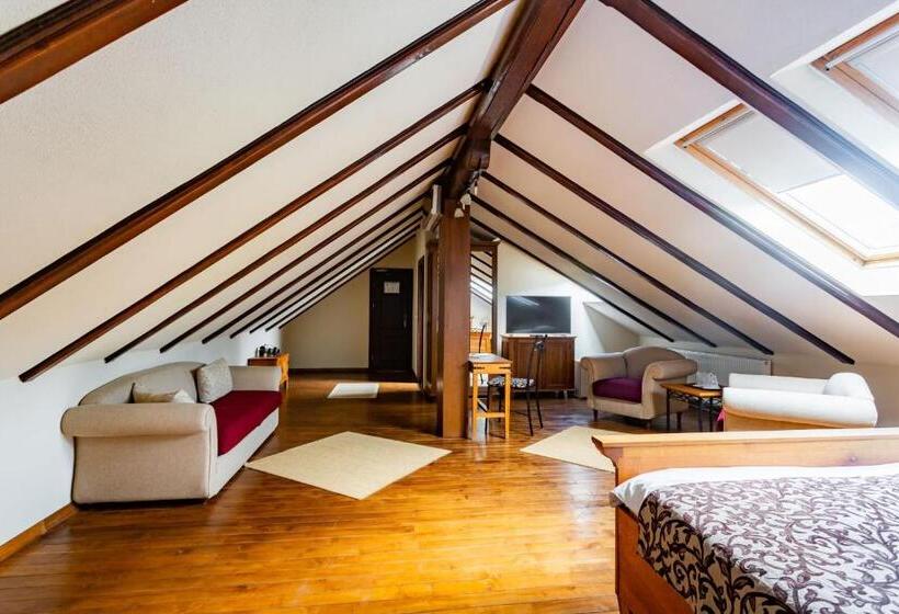 جناح جونيور, Turnul