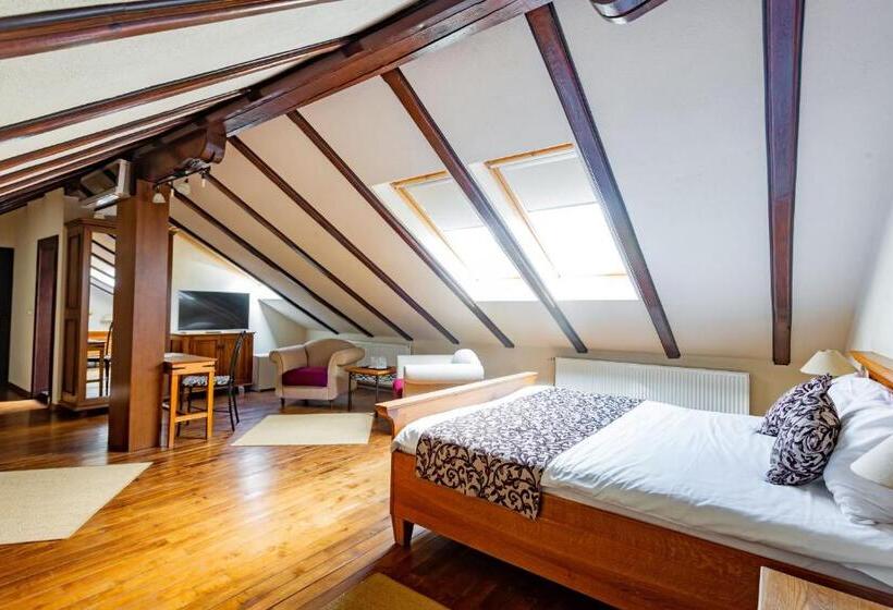 جناح جونيور, Turnul