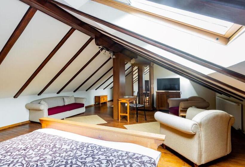 جناح جونيور, Turnul