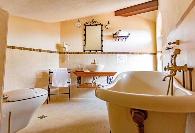 جناح جونيور, Turnul