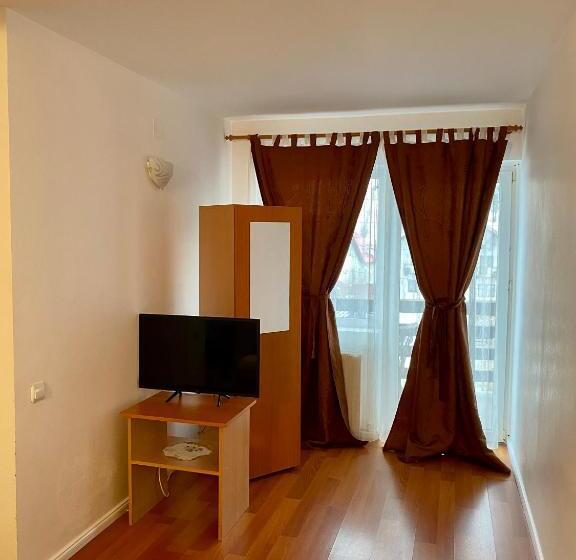 标准间, Regina Munților