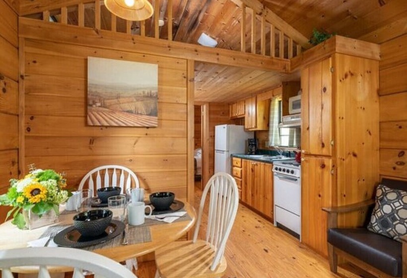 Kabin, Engadine Inn & Cabins