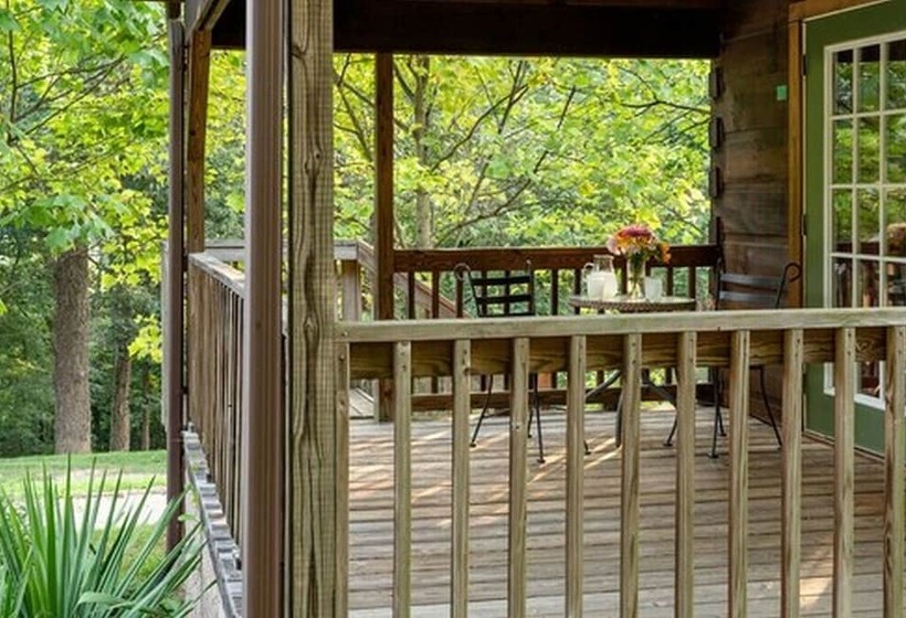 Kabin, Engadine Inn & Cabins