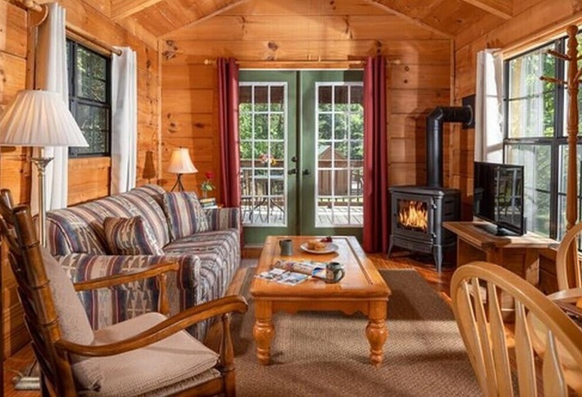 Kabin, Engadine Inn & Cabins