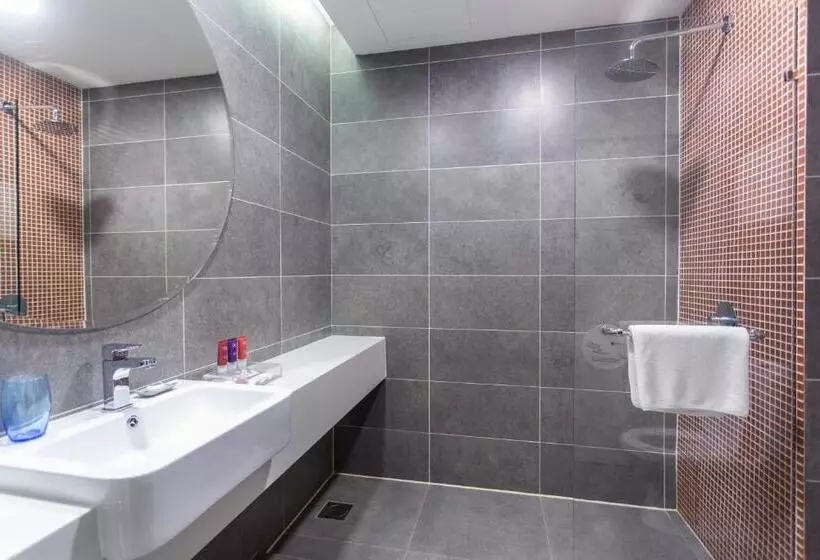 Superior Kolmen Hengen Huone, Qliq Damansara