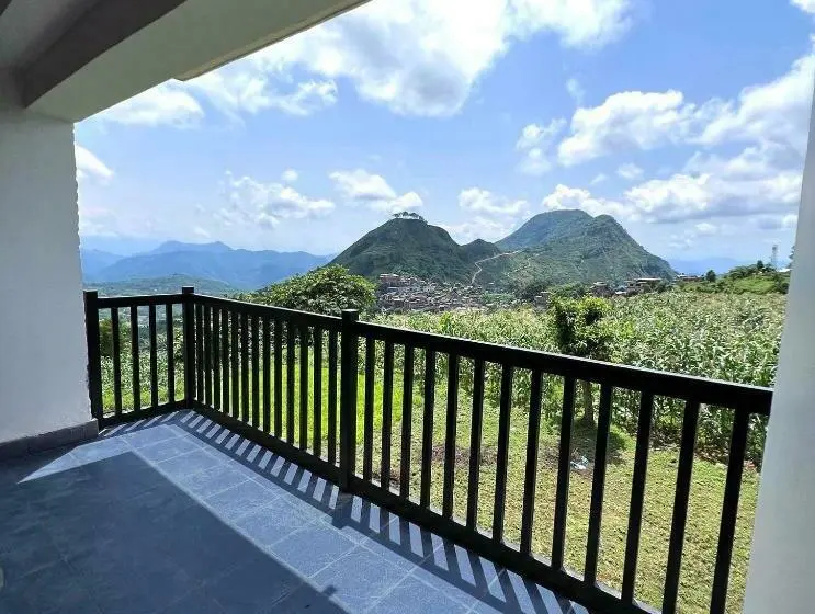 اتاق لوکس با بالکن, Sunshine Hotel Bandipur