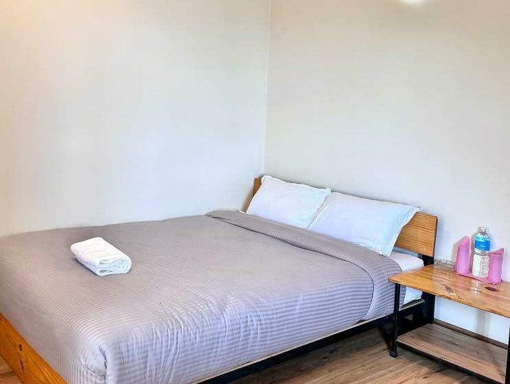 اتاق لوکس با بالکن, Sunshine Hotel Bandipur