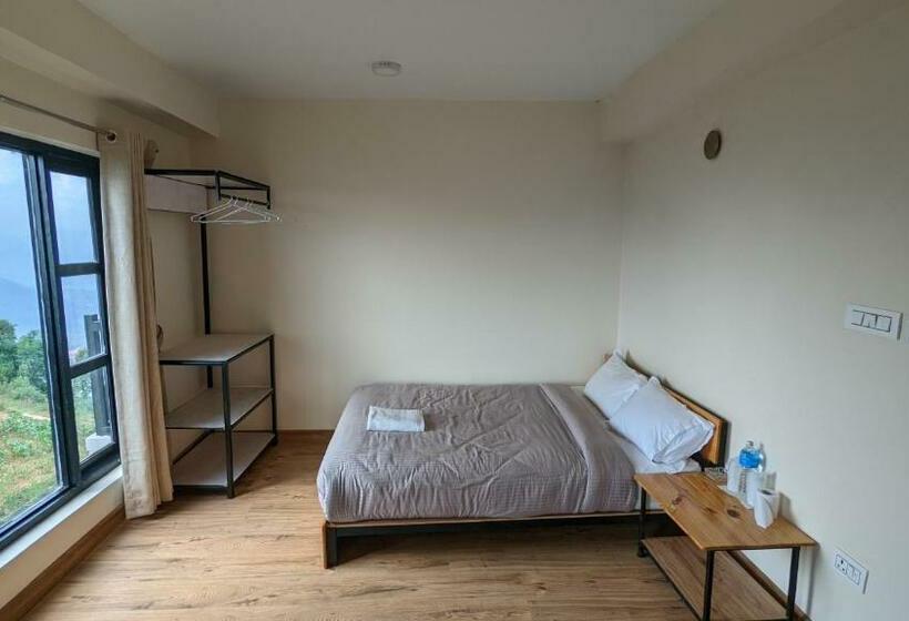 اتاق لوکس با بالکن, Sunshine Hotel Bandipur