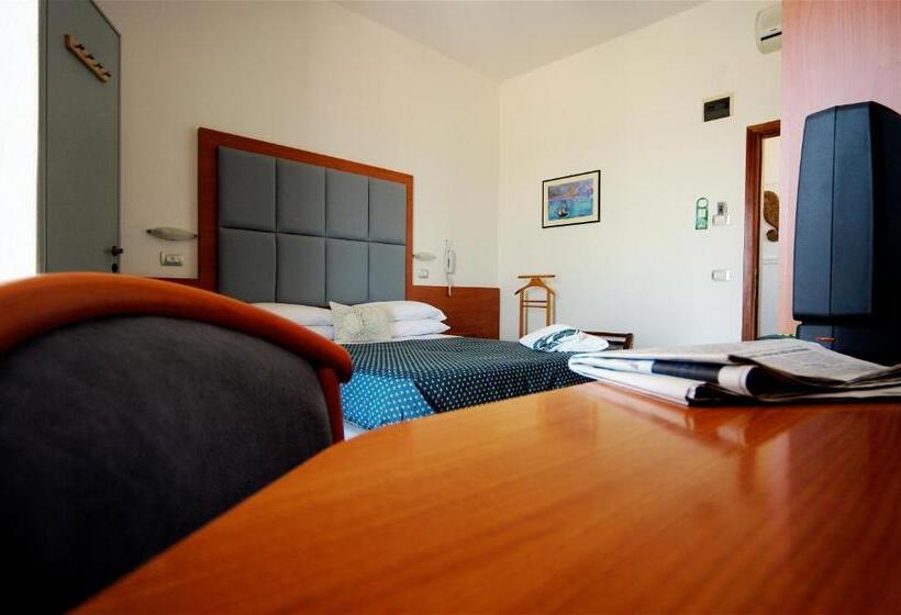 Трехместный Номер Стандарт с Балконом, Giovanna Regina