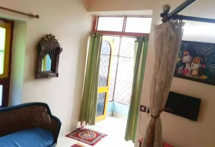 Chambre Deluxe, Govind