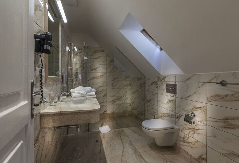 اتاق اجرایی, Little King U Malvaze