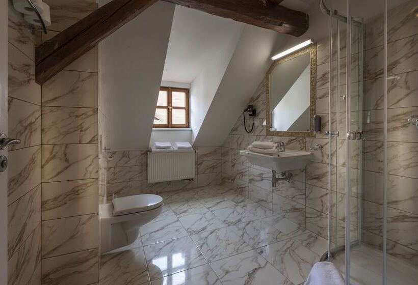 اتاق اجرایی, Little King U Malvaze