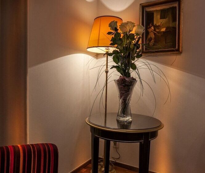 اتاق اجرایی, Little King U Malvaze