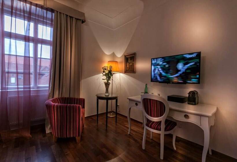 اتاق اجرایی, Little King U Malvaze