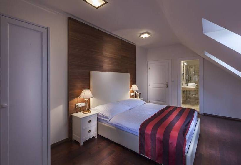 اتاق اجرایی, Little King U Malvaze