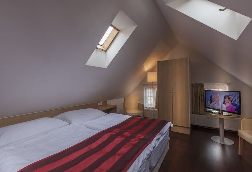 اتاق اجرایی, Little King U Malvaze