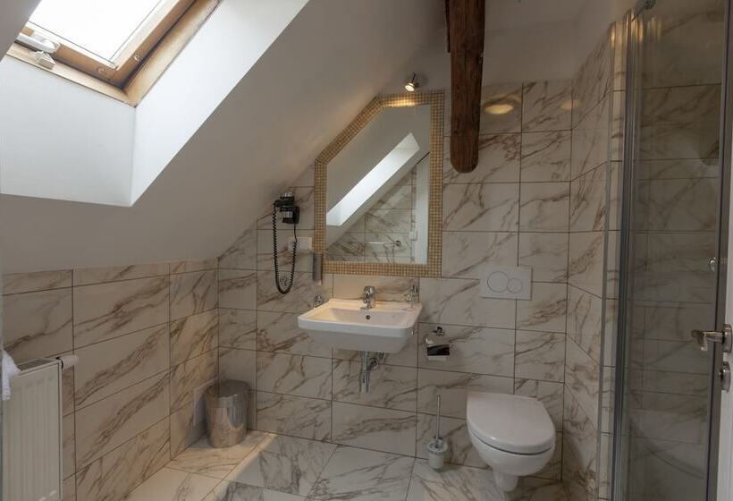 اتاق اجرایی, Little King U Malvaze