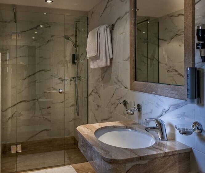 اتاق لوکس سه تخته, Little King U Malvaze