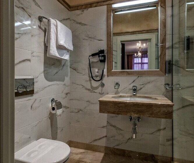 اتاق لوکس سه تخته, Little King U Malvaze