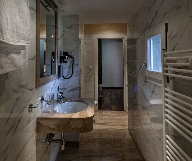 اتاق لوکس سه تخته, Little King U Malvaze