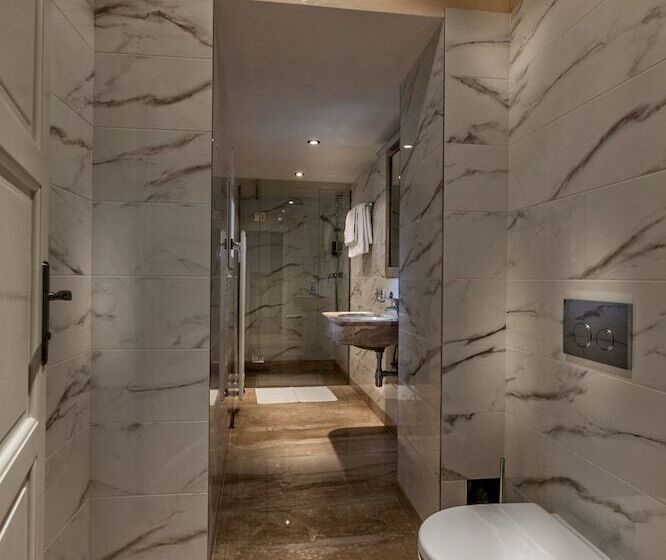 اتاق لوکس سه تخته, Little King U Malvaze