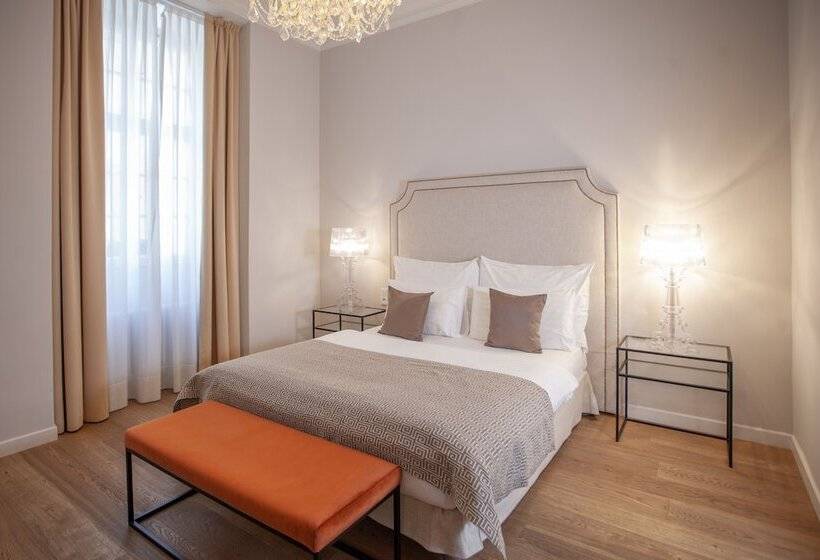 اتاق لوکس, Little King U Malvaze