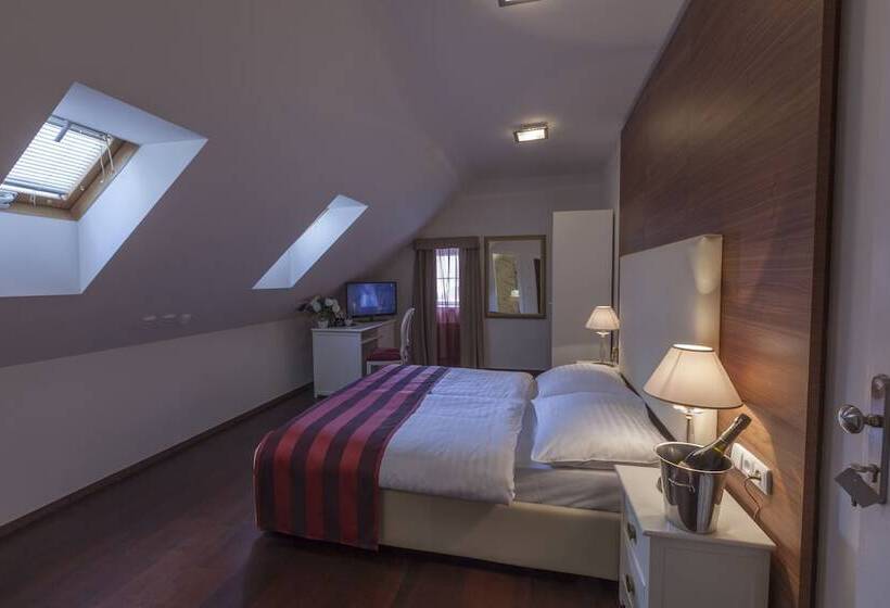 اتاق لوکس, Little King U Malvaze