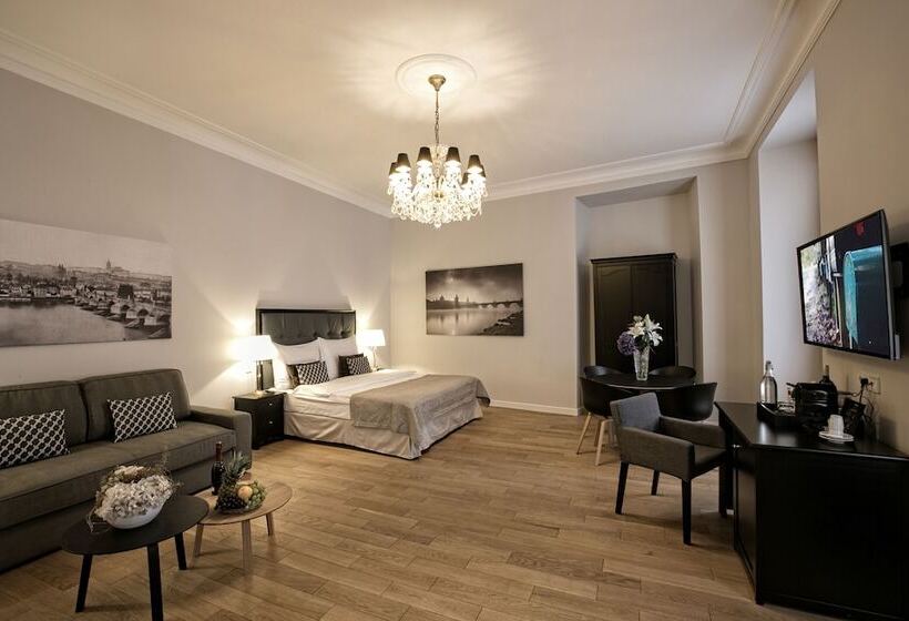 سوئیت رویال, Little King U Malvaze