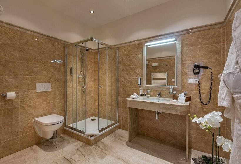 اتاق اجرایی سه نفره, Little King U Malvaze