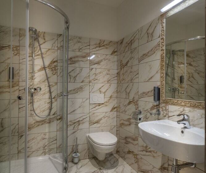 اتاق اجرایی سه نفره, Little King U Malvaze