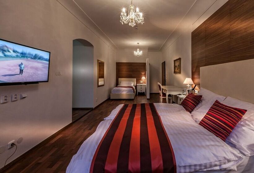 اتاق اجرایی سه نفره, Little King U Malvaze