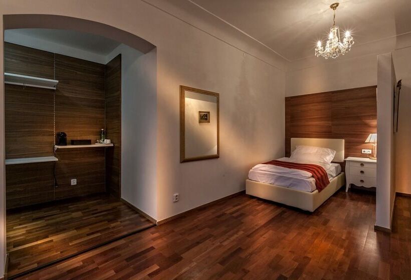 اتاق اجرایی سه نفره, Little King U Malvaze