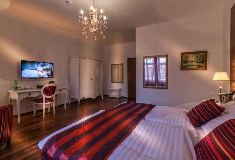 اتاق اجرایی, Little King U Malvaze