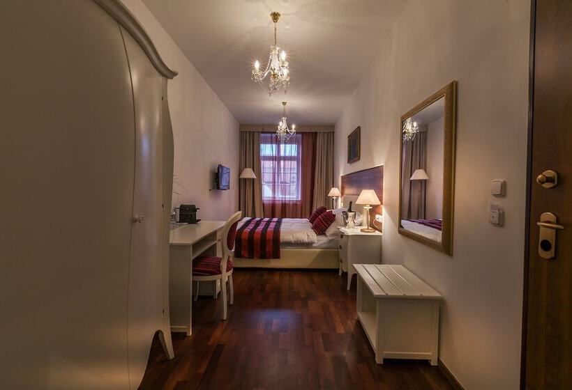 اتاق اجرایی, Little King U Malvaze