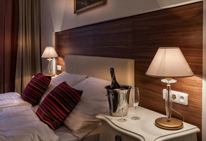 اتاق اجرایی, Little King U Malvaze