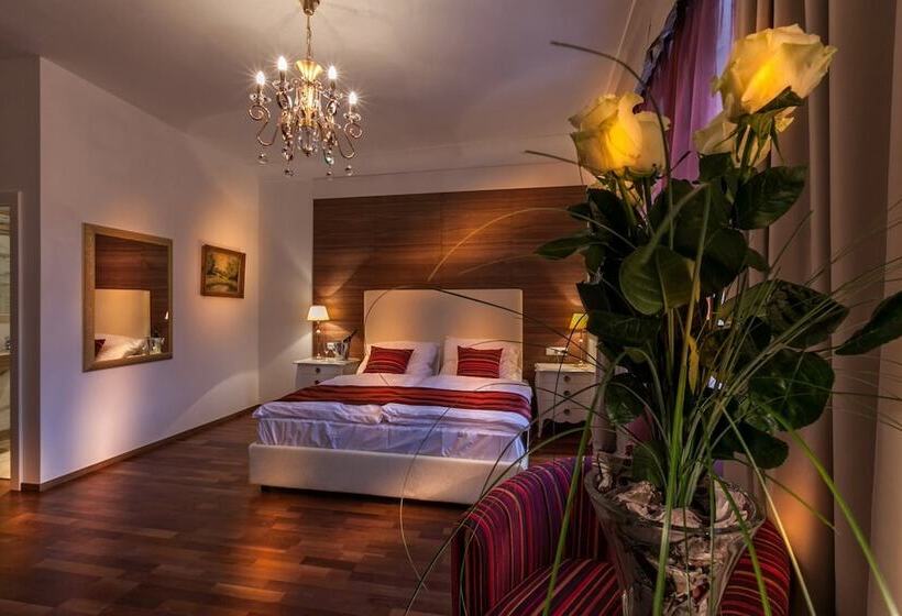 اتاق اجرایی, Little King U Malvaze