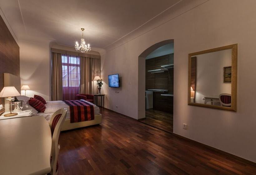 اتاق لوکس سه تخته, Little King U Malvaze