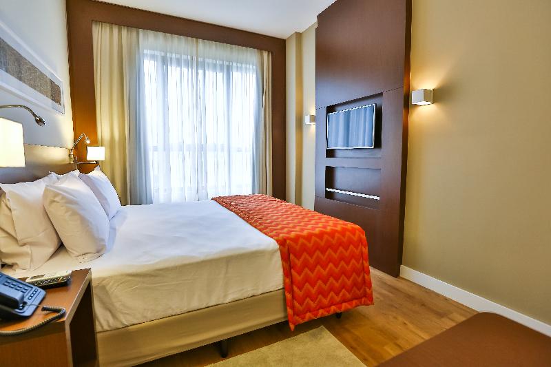 اتاق اجرایی سه نفره, Little King U Malvaze