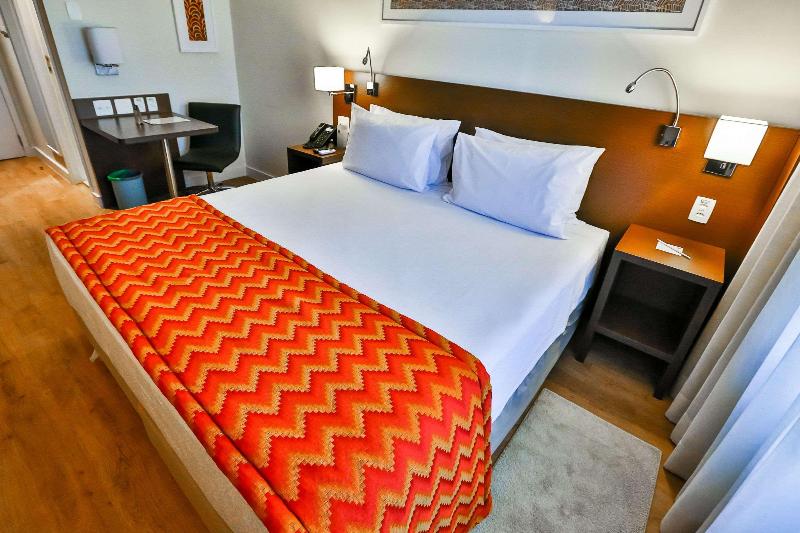 اتاق اجرایی سه نفره, Little King U Malvaze