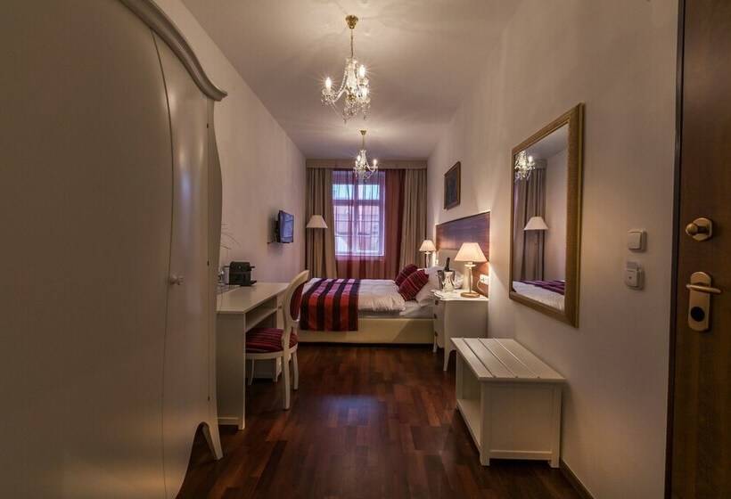 اتاق اجرایی, Little King U Malvaze