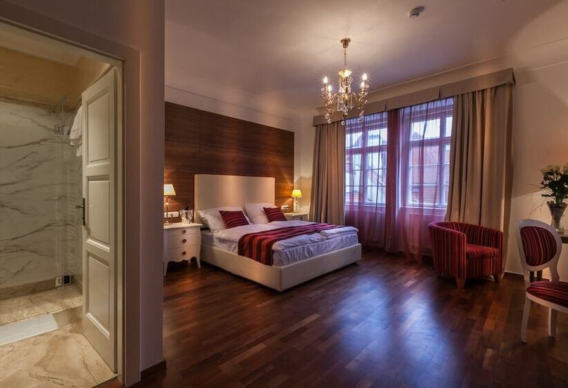 اتاق اجرایی, Little King U Malvaze