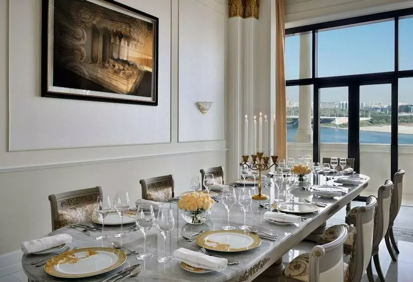 سوئیت با چشم‌انداز رودخانه, Palazzo Versace Dubai