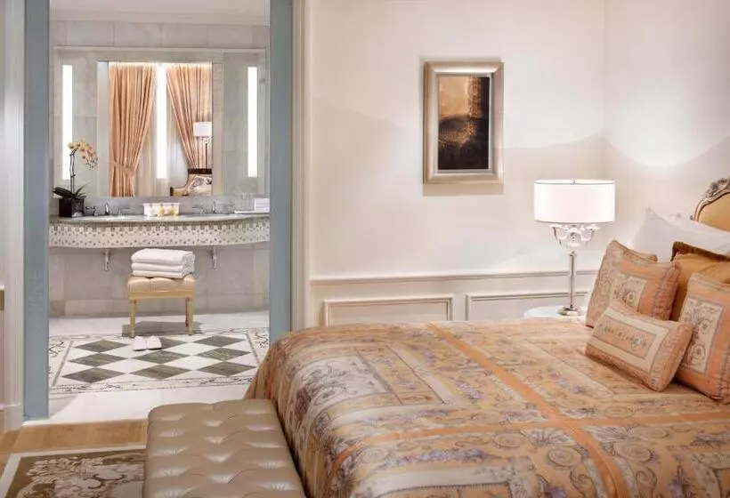 اتاق سوپریور با چشم‌انداز شهر, Palazzo Versace Dubai