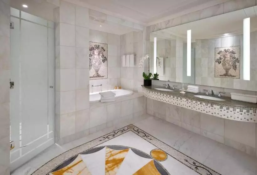 اتاق سوپریور با چشم‌انداز شهر, Palazzo Versace Dubai