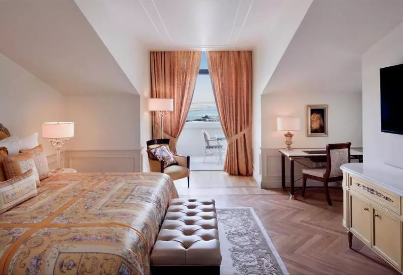 اتاق سوپریور با چشم‌انداز رودخانه, Palazzo Versace Dubai