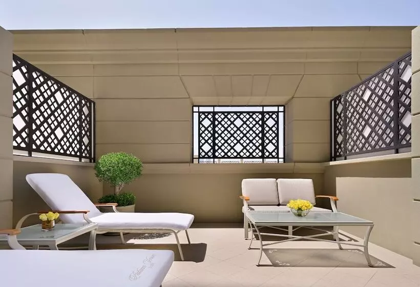 اتاق لوکس با چشم‌انداز شهر, Palazzo Versace Dubai