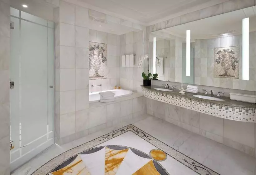 اتاق سوپریور با چشم‌انداز رودخانه, Palazzo Versace Dubai