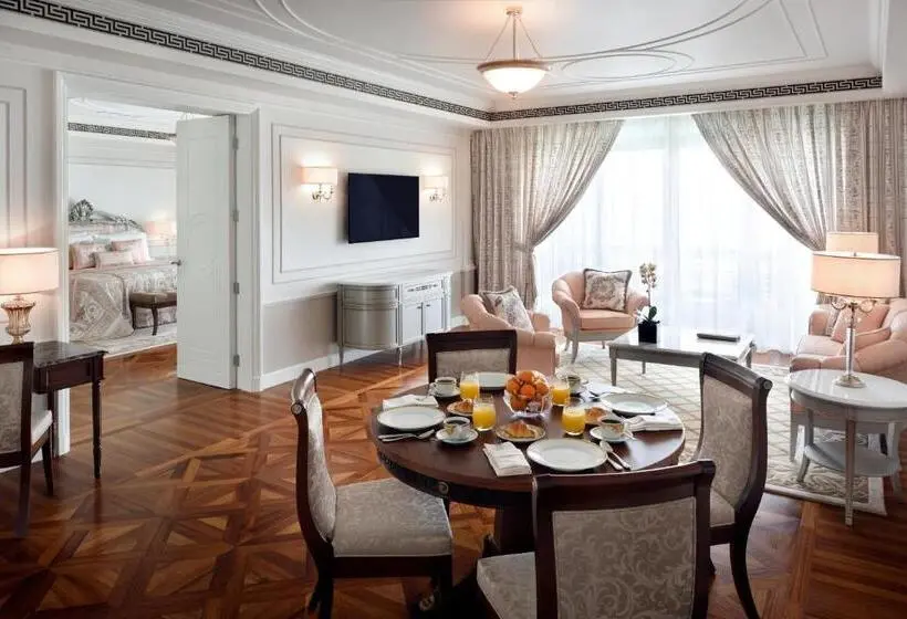 سوئیت با چشم‌انداز رودخانه, Palazzo Versace Dubai